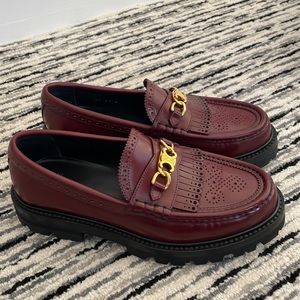 CELINE MARGARET LOAFER WITH TRIOMPHE CHAIN BROGUE POLISHED BULL
LIGHT BURGUNDY